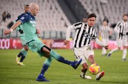 开云体育下载-意甲球迷狂欢欢庆，场面火爆