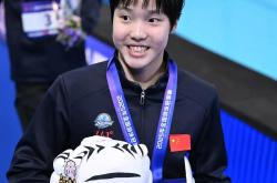 开云官网-游泳比赛中一位新秀闯入前三