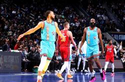 开云APP-篮网对决火箭欧文对哈登的碰撞