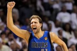 开云体育app-诺维茨基退役仪式，热火特供礼物