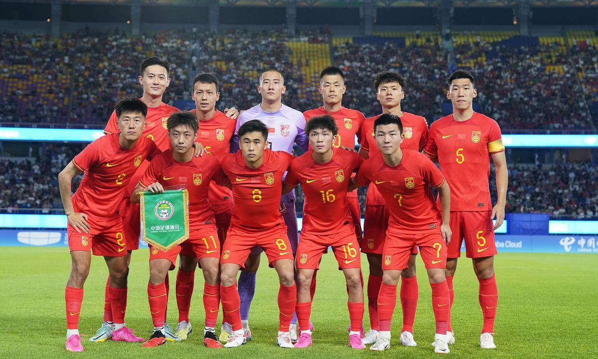 包含立足赛场，中国足球队晋级全国顶级的词条