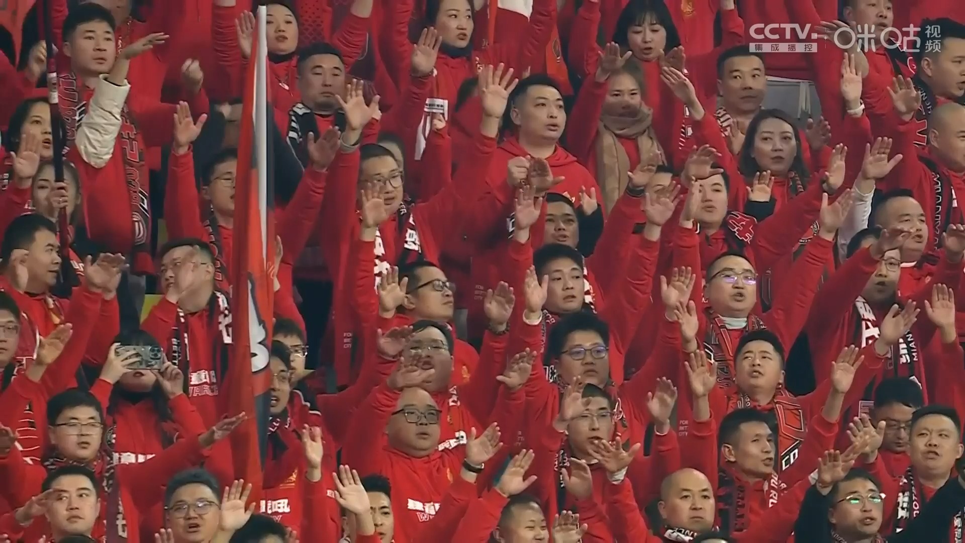 热闹非凡的球迷，激情支持守望胜利的简单介绍