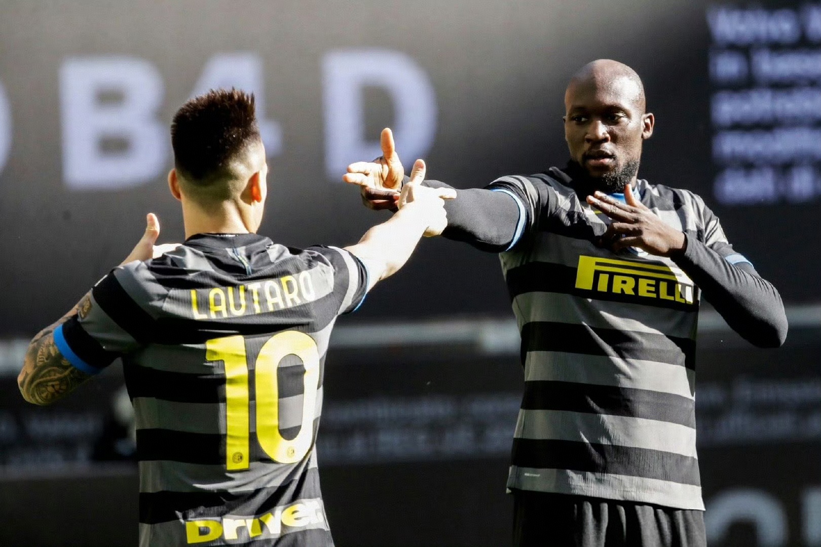 意甲球员团队精神高涨，合作默契成就传奇