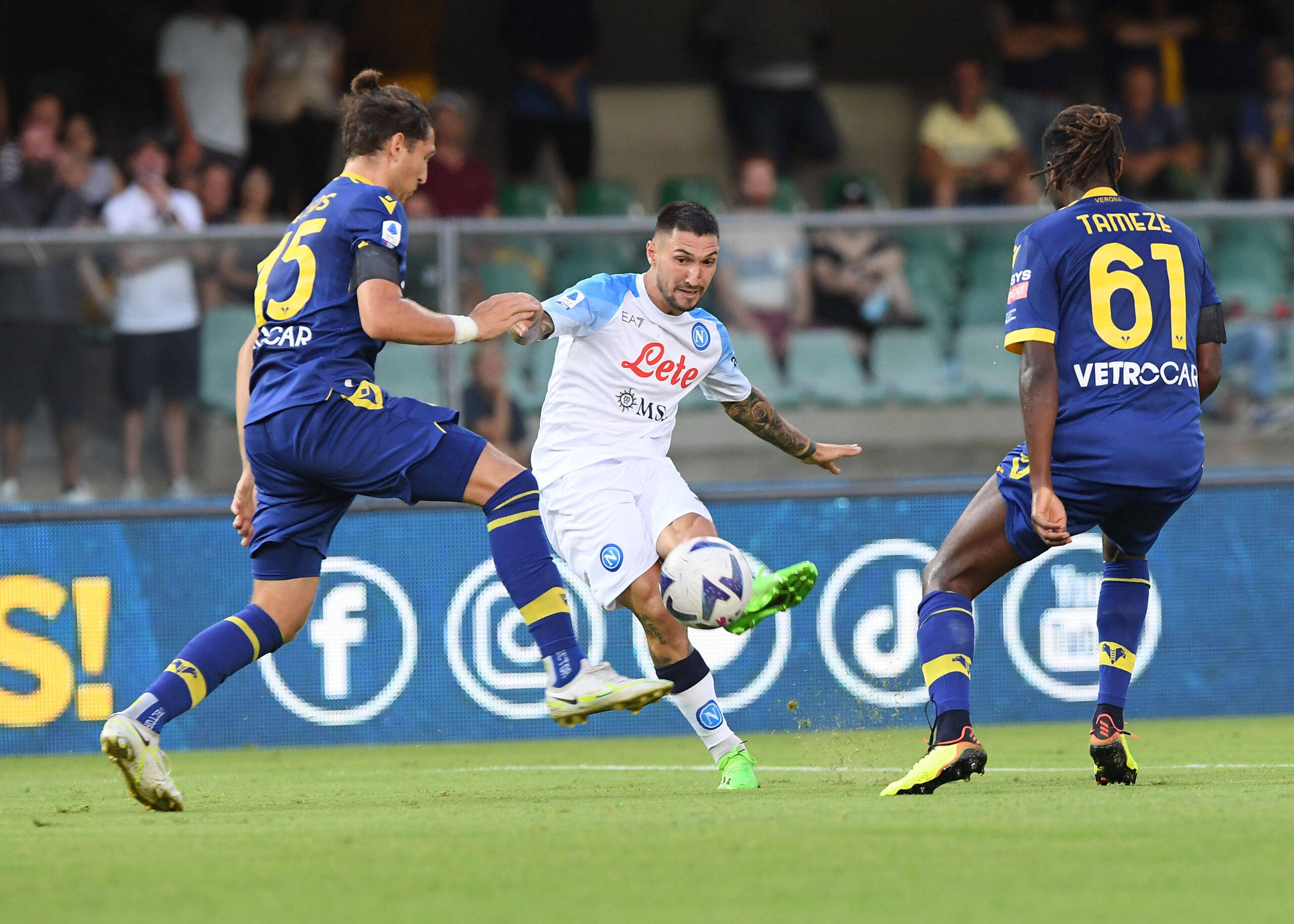 梅恩茨队实力出众,轻松取胜保持高位 梅恩茨队实力出众,轻松取胜保持高位