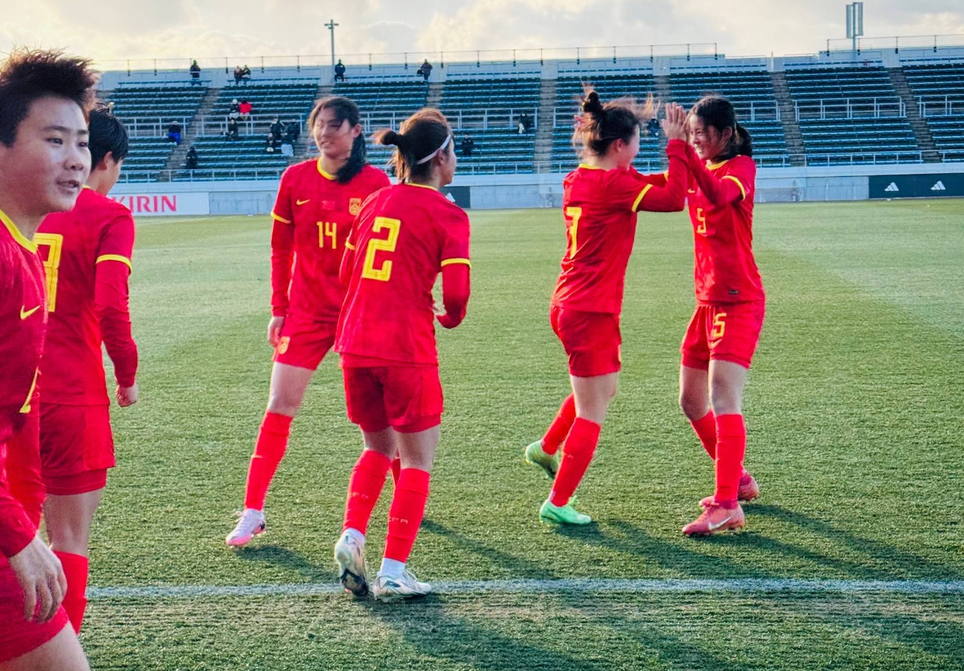 女足比赛火爆进行，球队实力逐渐显现