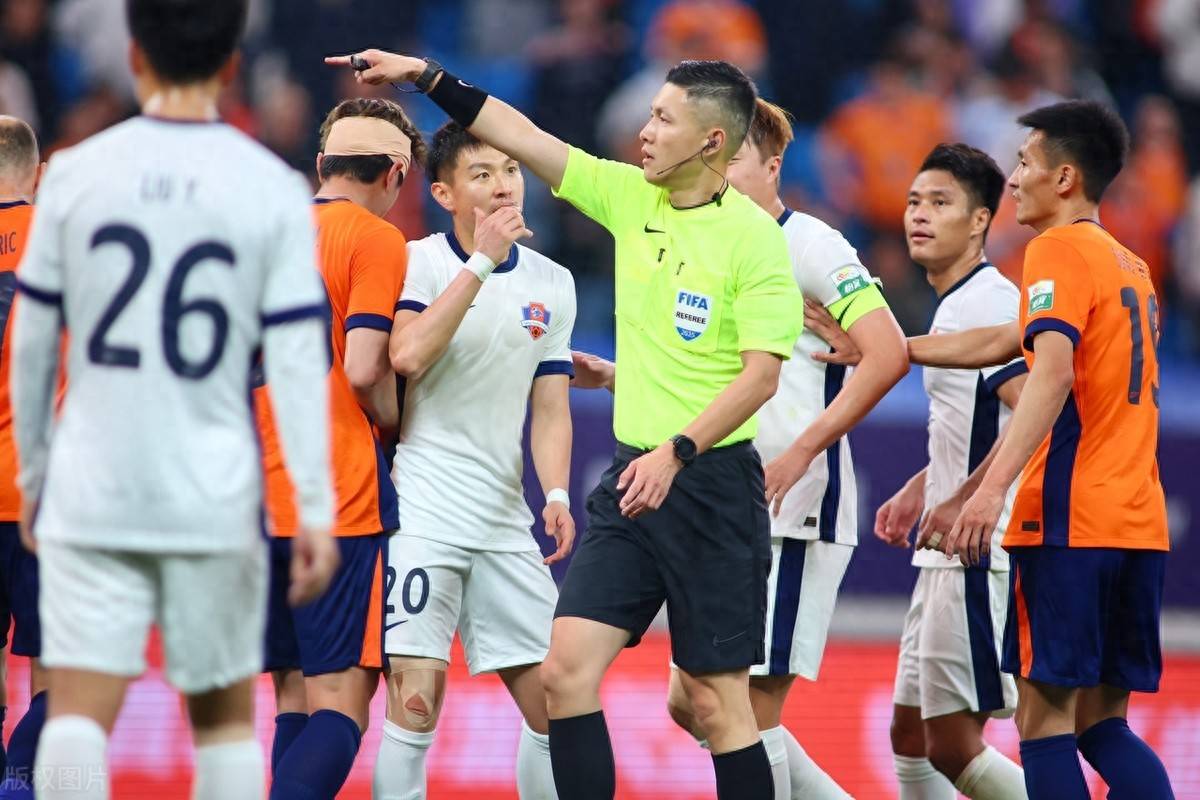 国内顶尖裁判执法中超比赛，引起球迷热议