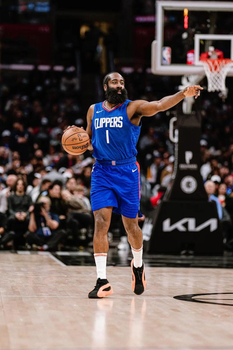 火箭客场击败马刺，哈登独拿分