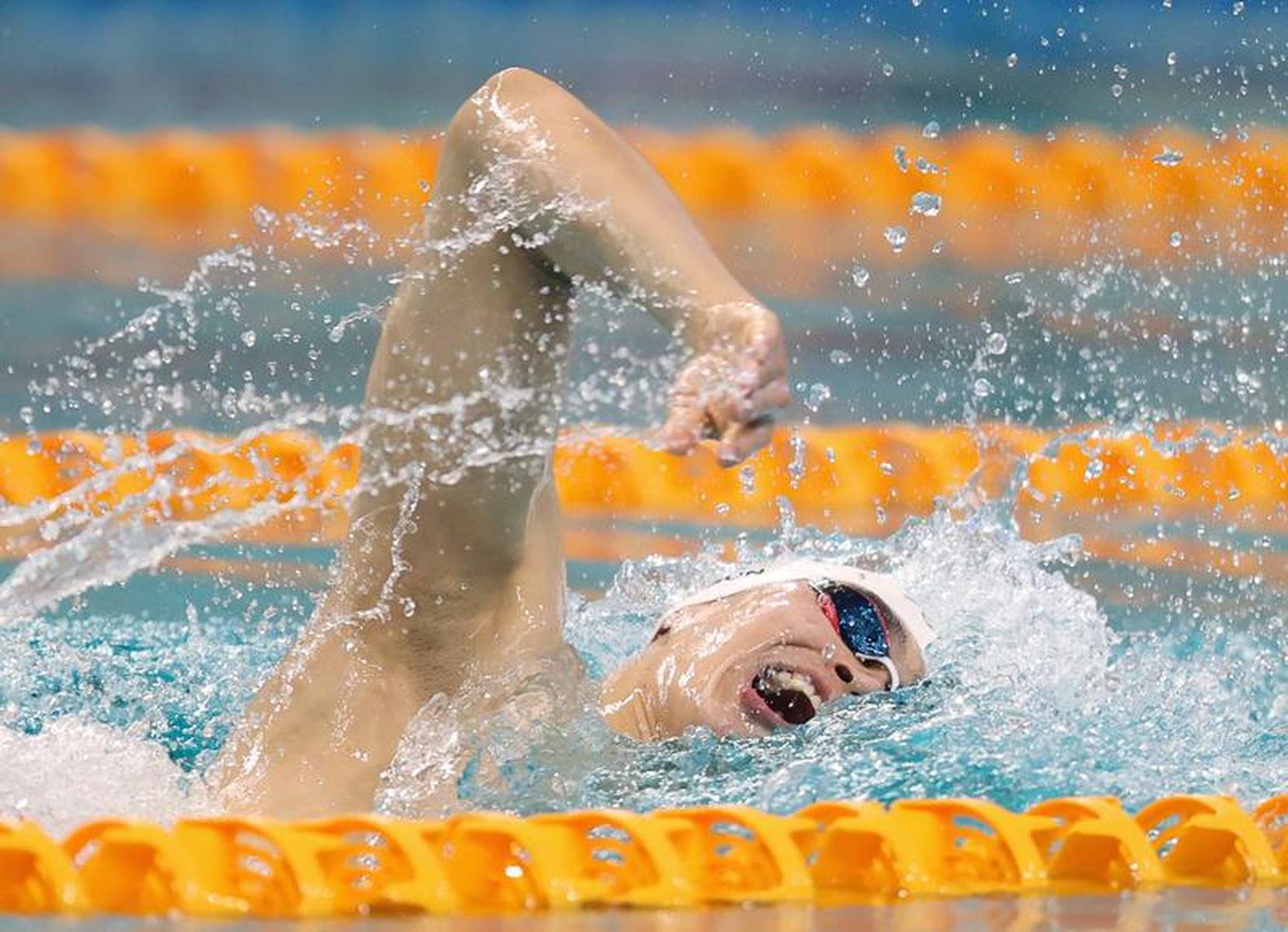 游泳比赛中一位新秀闯入前三