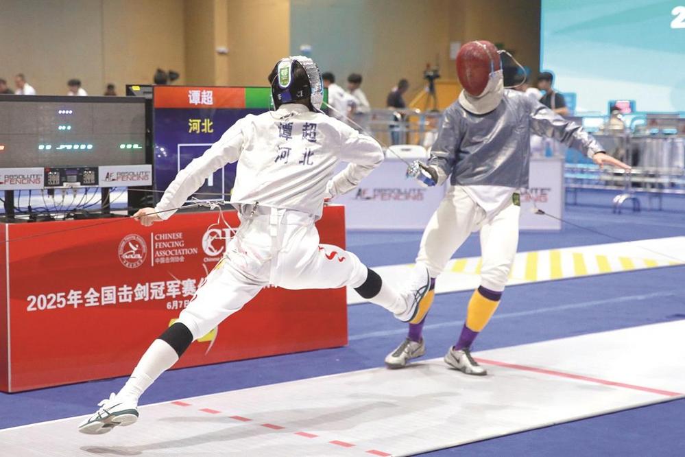 塞尔维亚选手在击剑比赛中斩获冠军
