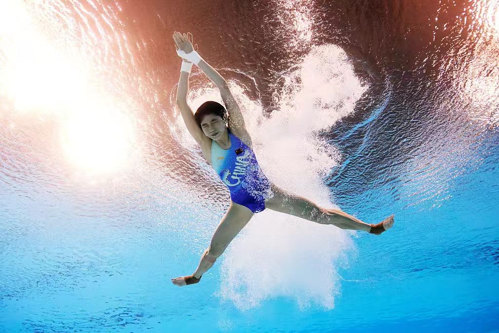 法国选手完美完成女子跳水动作