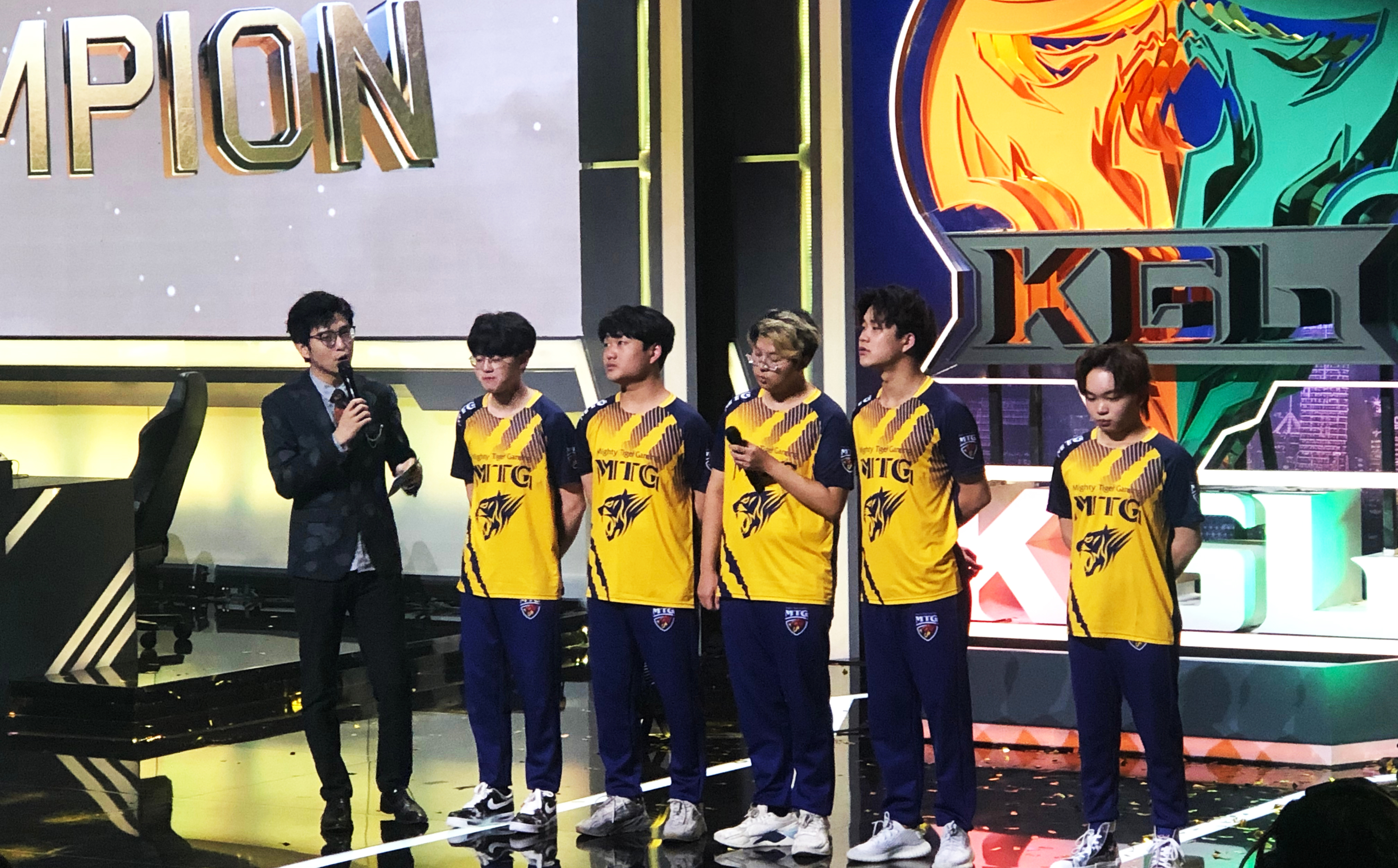 包含斯洛伐克铁人三项选手力夺冠军的词条