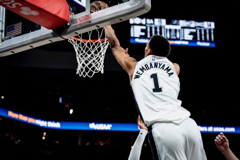 马刺客场力克公牛取得两连胜 马刺客场力克公牛取得两连胜