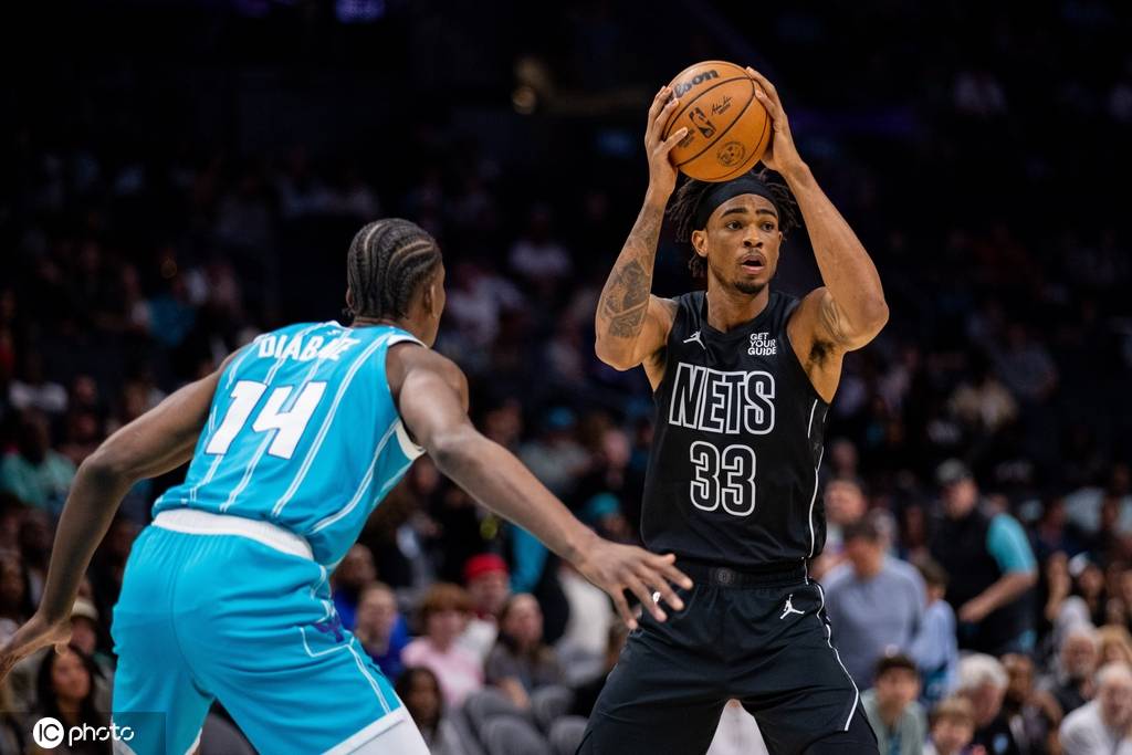 球迷欢呼！篮网主场击败黄蜂，拉塞尔逆袭收官的简单介绍