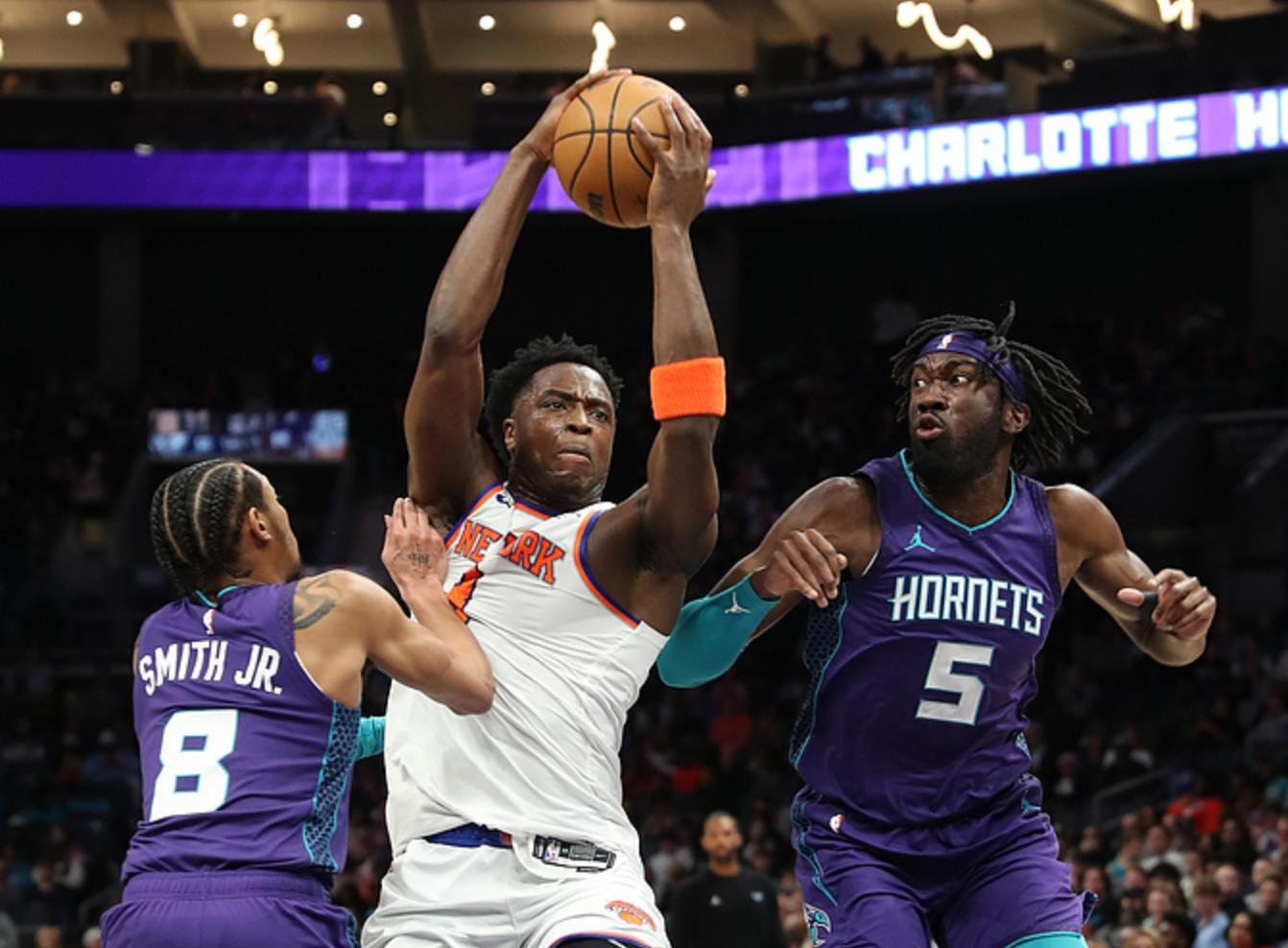 包含黄蜂击败公牛，拉塞尔表现抢眼的词条