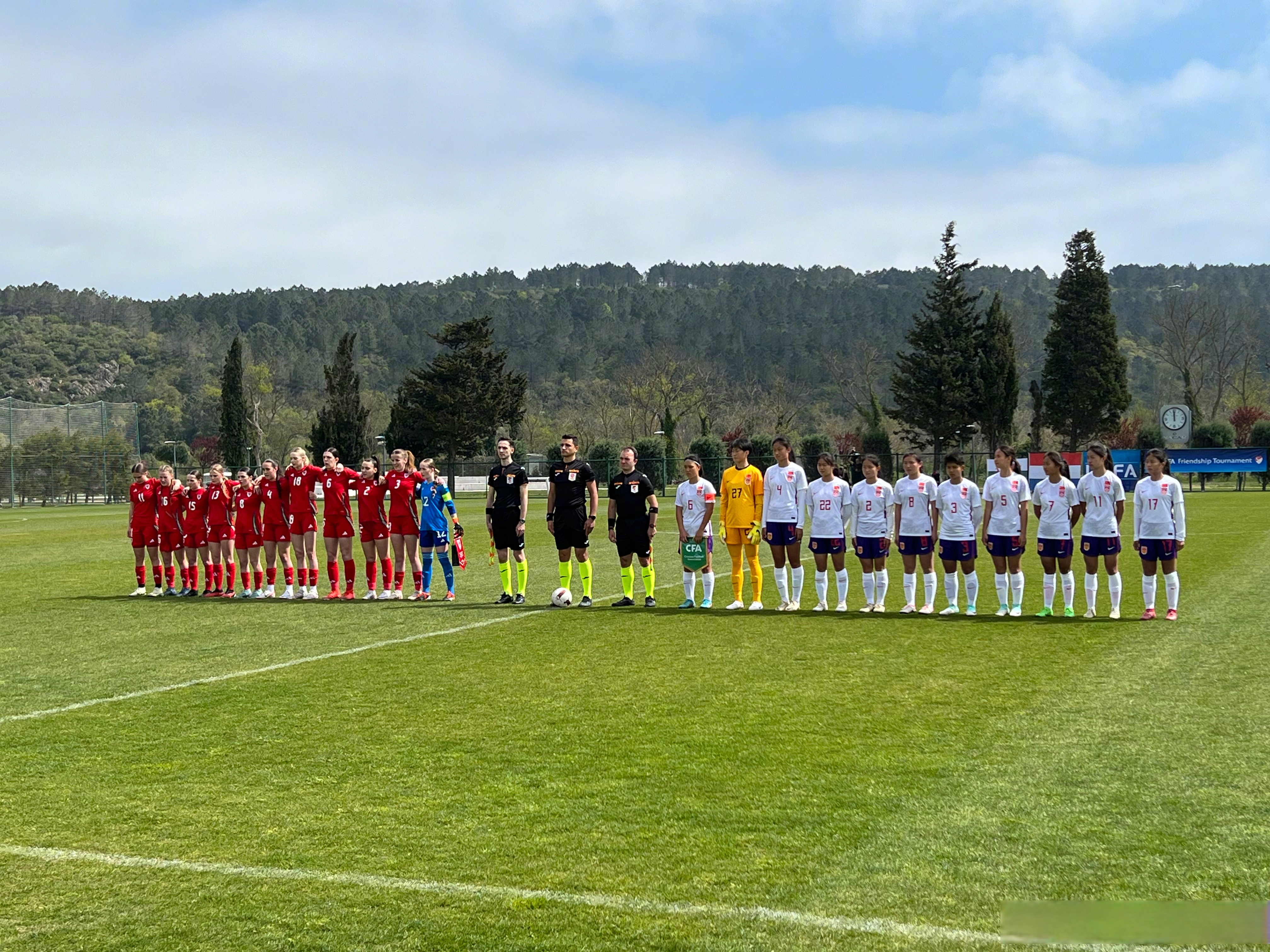 惊险一幕!欧预赛比赛现场出现不明物体,影响比赛进行 惊险一幕!欧预赛比赛现场出现不明物体,影响比赛进行